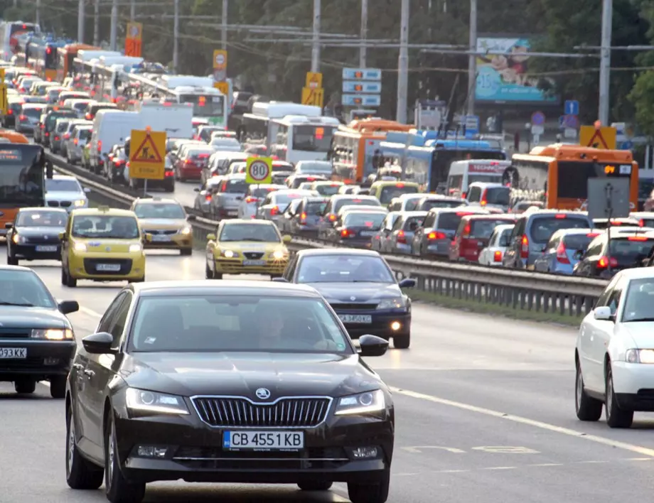 Отлагат забраната за влизане на стари коли в центъра на София