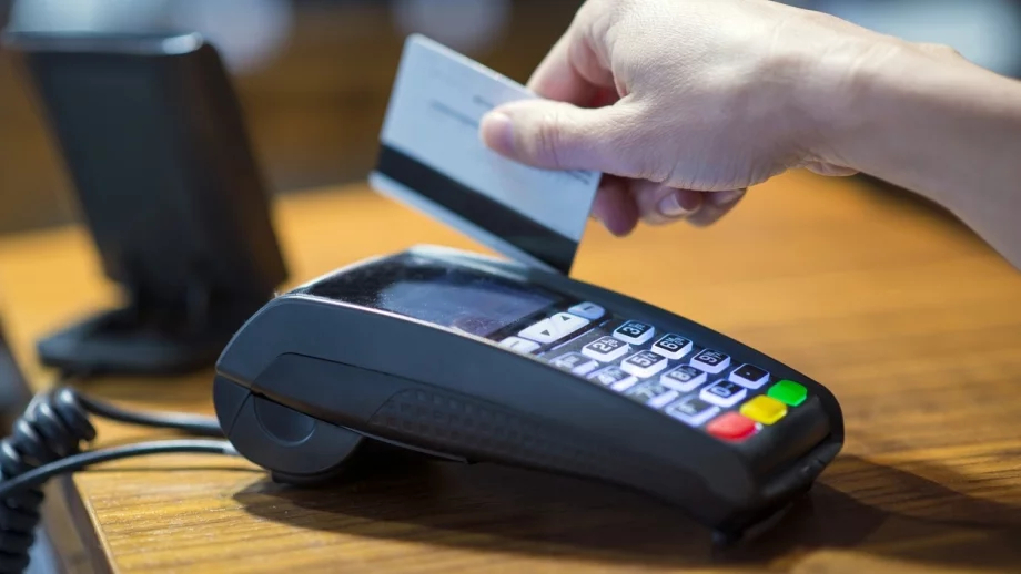 С 22% са се увеличили българите, които се разплащат безконтактно 