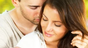 Мълчаливият мъж е истински в очите на жената