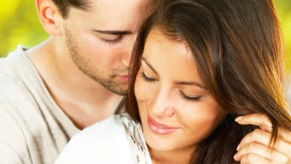 Мълчаливият мъж е истински в очите на жената