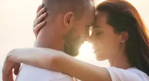 Тя е счупеното момиче, което все още може да обича