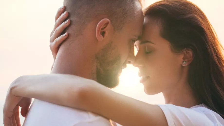 Тя е счупеното момиче, което все още може да обича