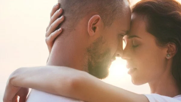 Прави ли тези 8 неща, истински ви обича