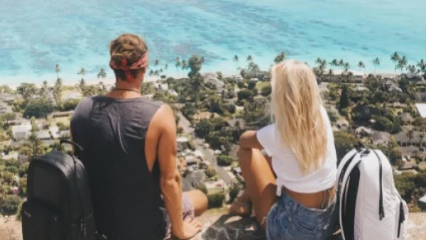 Двойка обикаля света и печели по 9000 долара за снимка