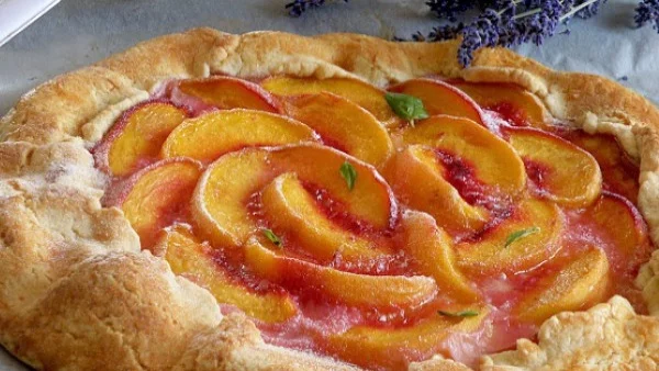 Галет с праскови и крема сирене 