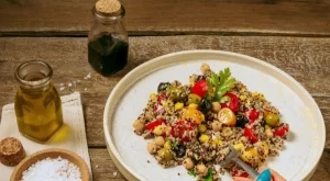 Салата с киноа и разноцветни домати