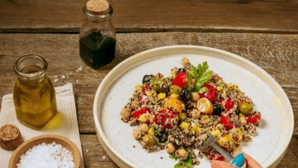 Салата с киноа и разноцветни домати