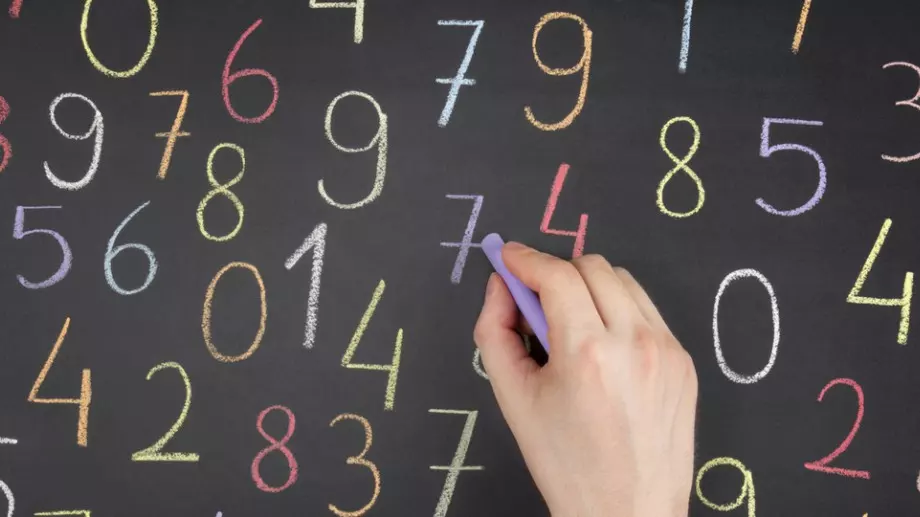 Каква е разликата между цифра и число?