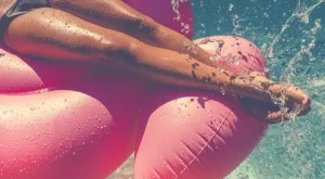 Какви опасности крие плуването в басейн