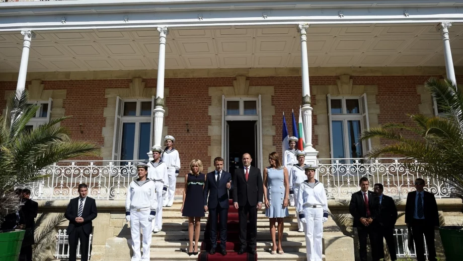 Ето как семейство Радеви посрещна семейство Макрон (Снимки) 