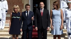 Макрон vs. Радева: Коя е по-стилна? (снимки)