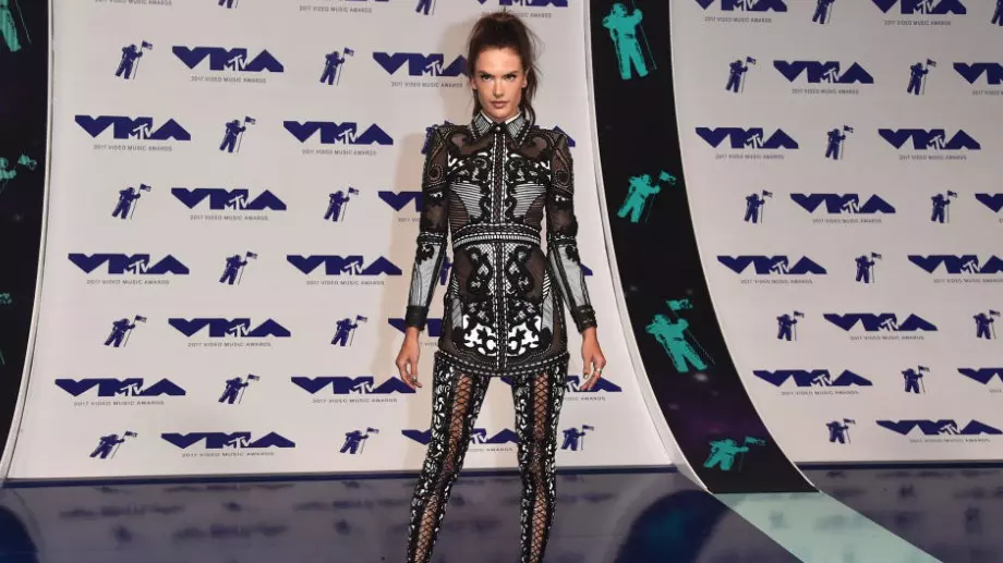 Няма да повярвате колко е пораснала дъщерята на Алесандра Амброзио (СНИМКИ)