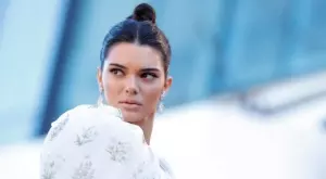 Кендал Дженър захвърли дрехите в секси фотосесия (СНИМКИ)