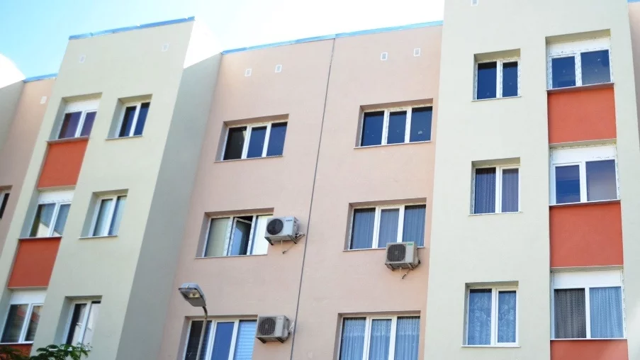 Саниран блок за 3 млн. лева в Бургас протече 