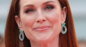 Джулиан Мур се съблече по бельо на 56 (снимки)