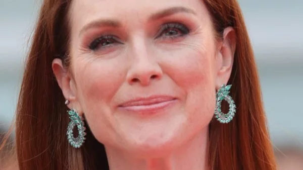 Джулиан Мур се съблече по бельо на 56 (снимки)