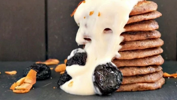 Бананови палачинки със сушени череши