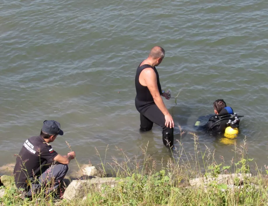 Издирват 70-годишен моряк, паднал зад борда във водите на Дунав край Русе