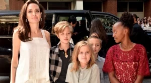 Джоли заведе децата си на премиера 