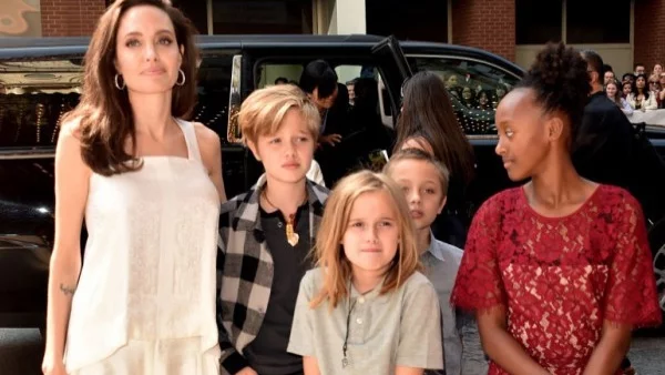 Джоли заведе децата си на премиера 