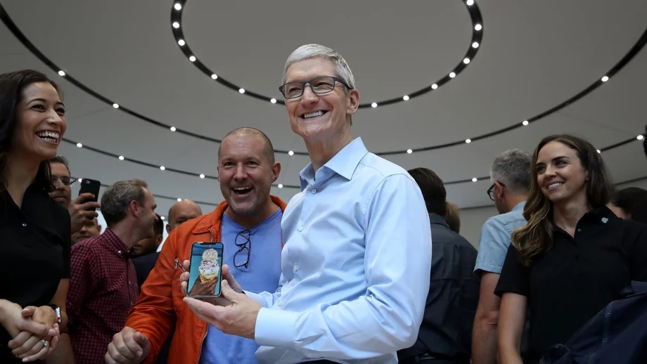 Телефонът на шефа на Apple се опита да избяга от него (Видео)