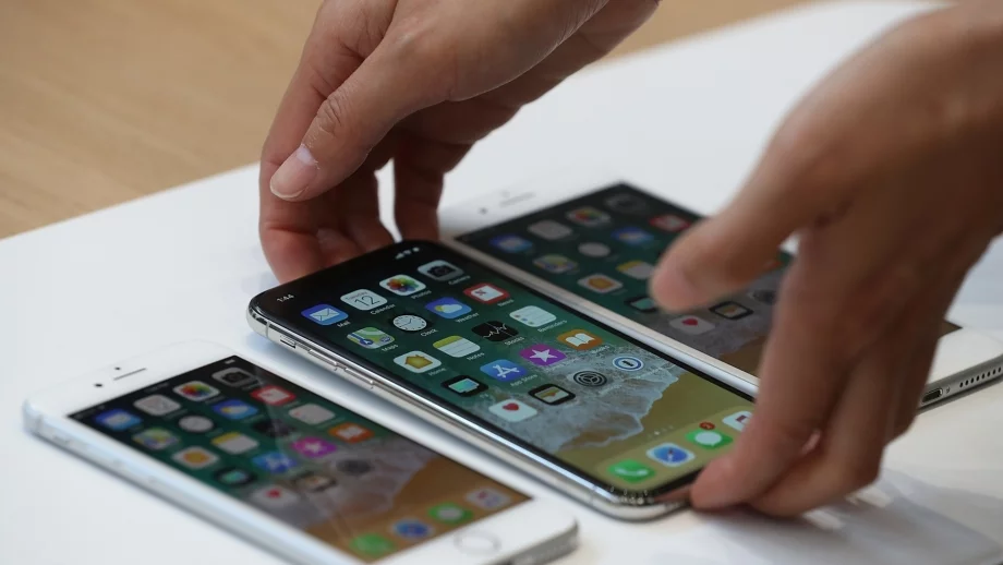 Интересът към iPhone намалява, Apple сваля цените