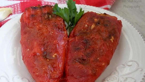 Пълнени чушки със сирене и доматен сос