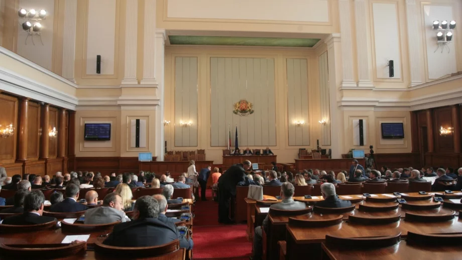 Депутатите от БСП продължават да взимат заплати и без да са в пленарна зала