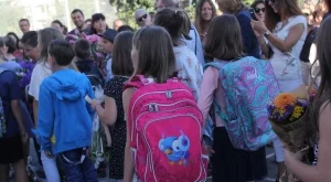 Само по 250 лв. дава държавата за първолаците