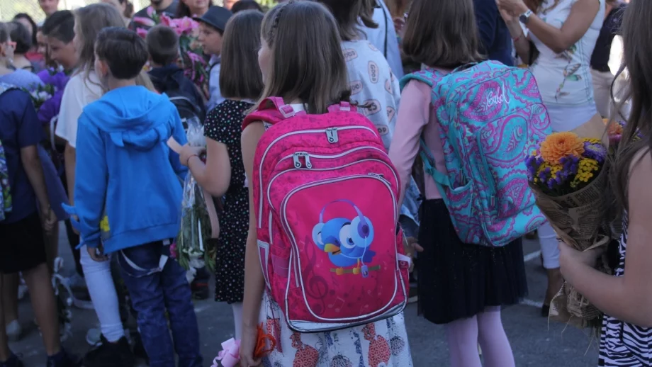 Само по 250 лв. дава държавата за първолаците