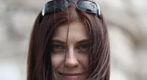 Българските шевици оживяват в шаловете на Гергана