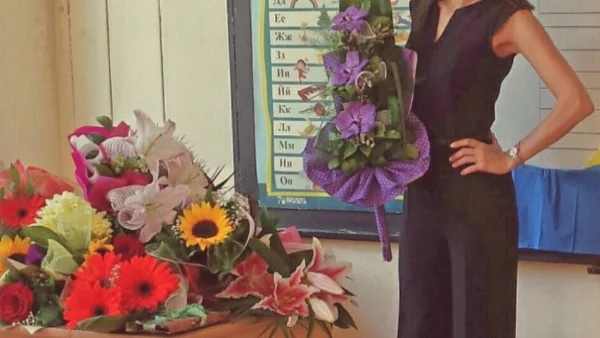 Тя е млада, красива, умна... и е учителка