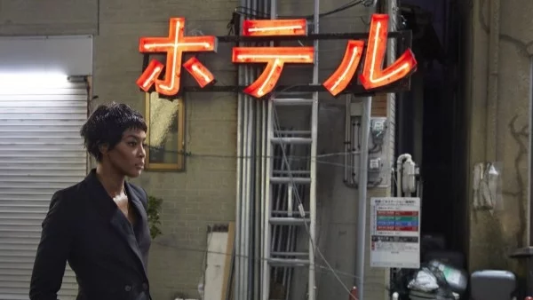 Наоми Кембъл ни отвежда в Токио (видео)