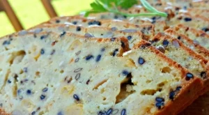 Царевичен хляб с ядки и семена