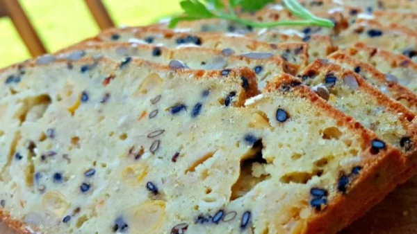 Царевичен хляб с ядки и семена