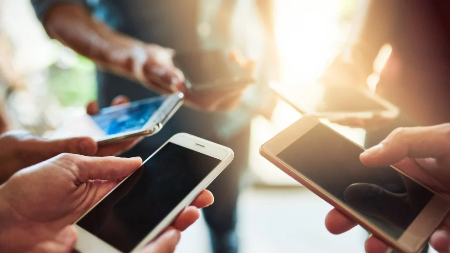 За три месеца в света са продадени 373 млн. смартфона