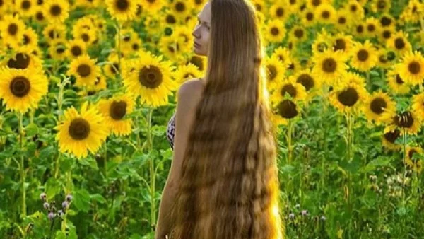 Жена не е подстригвала косата си от 14 години (снимки)