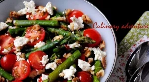 Салата с аспержи, домати и сирене