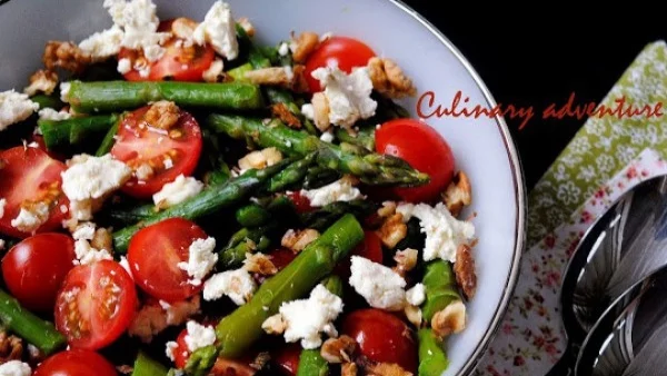 Салата с аспержи, домати и сирене