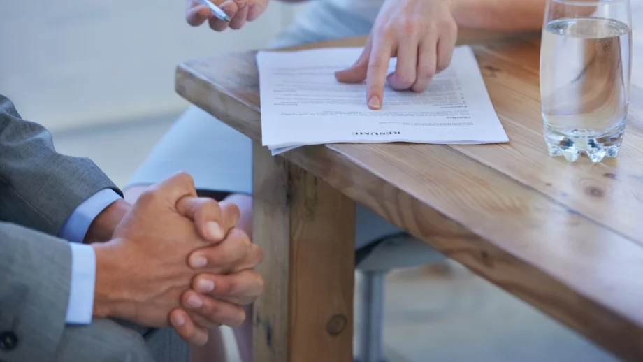 Никога не включвайте тези 13 неща в CV-то си 