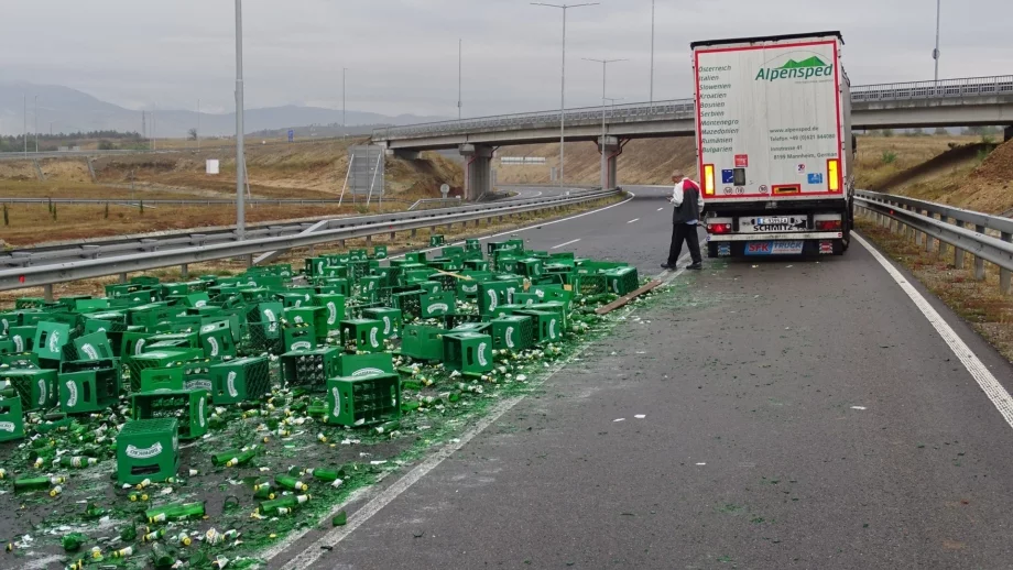 Магистрала "Струма" бе окъпана с бира 