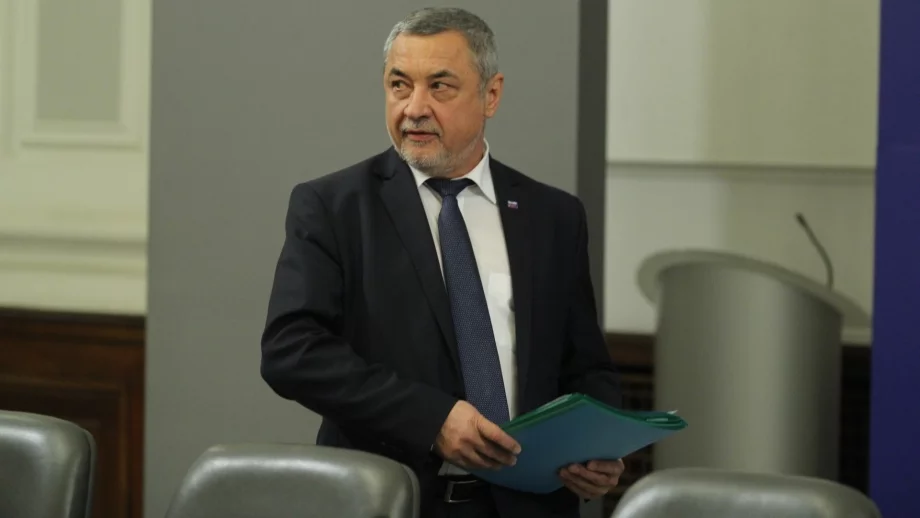 Симеонов: Ще внесем в НС предложението за връщане на пушенето