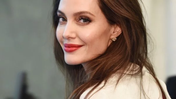 Джоли: Камбоджа ме промени, без нея нямаше да стана майка