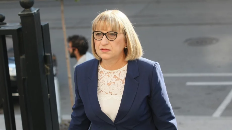 Цачева отрече, че законови промени ще превърнат всеки втори българин в длъжник