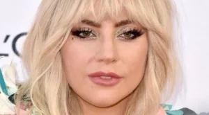 Лейди Гага отложи издаването на албума си