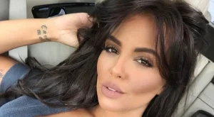 Мъж си татуира лицето на Николета Лозанова (видео)