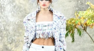 Дъщерята на Синди Крауфорд дефилира за Chanel (видео)