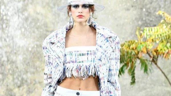 Дъщерята на Синди Крауфорд дефилира за Chanel (видео)