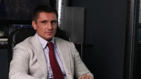 Депутат впечатлява със секси тяло (снимки)