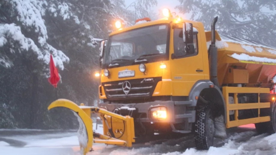 Повече от 1000 снегорина чистят пътищата